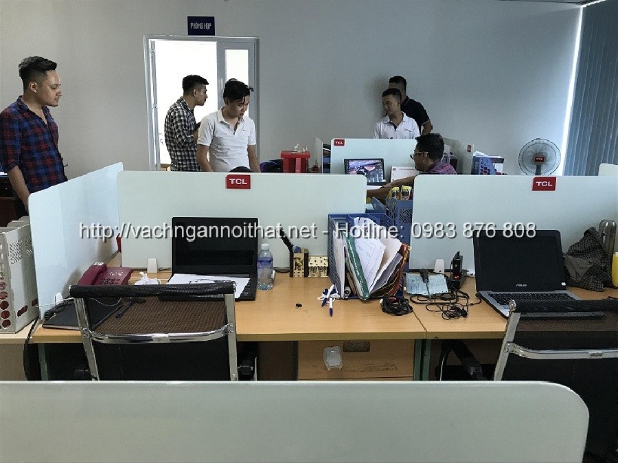 Thi công vách ngăn kính trên mặt bàn làm việc tại quận Thanh Xuân