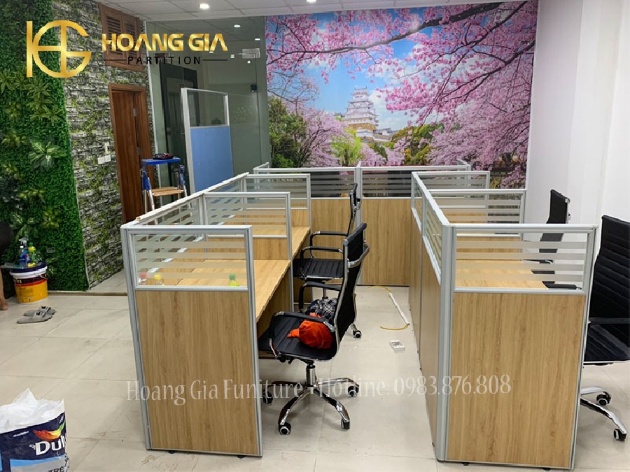 Vách ngăn văn phòng gỗ kính bàn làm việc tại Thanh Hóa
