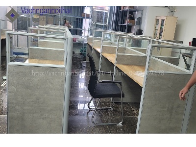 Vách ngăn gỗ kính bàn làm việc màu xi măng VNG431