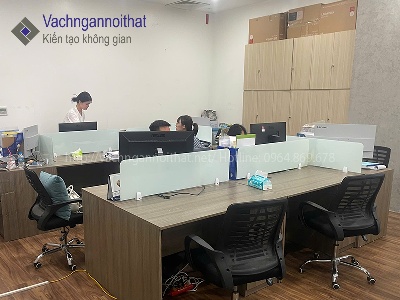 Bàn làm việc nhân viên có vách ngăn kính cao 400mm