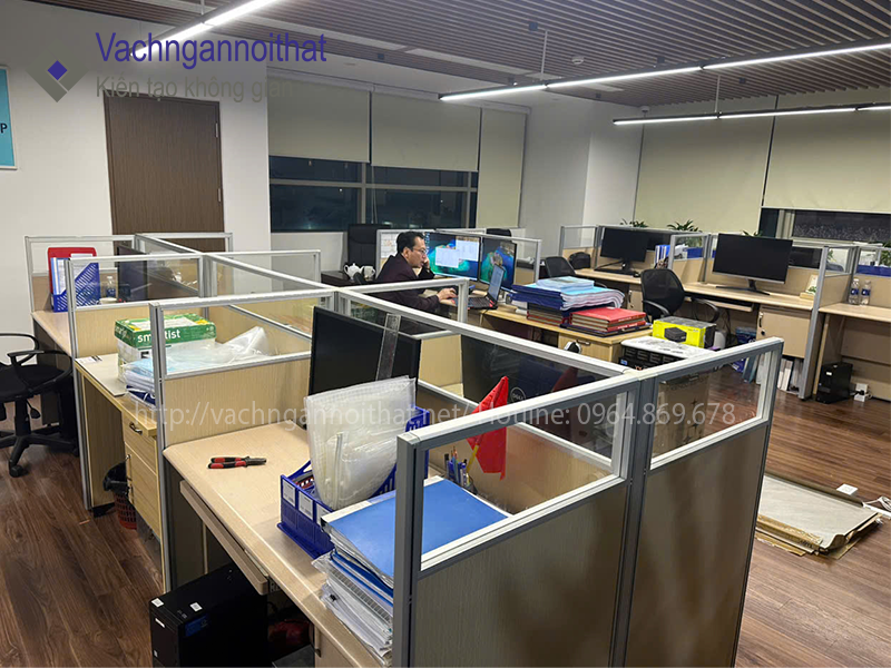 Lắp đặt v&aacute;ch ngăn gỗ k&iacute;nh b&agrave;n l&agrave;m việc gi&aacute; rẻ tại T383 - Ảnh 1