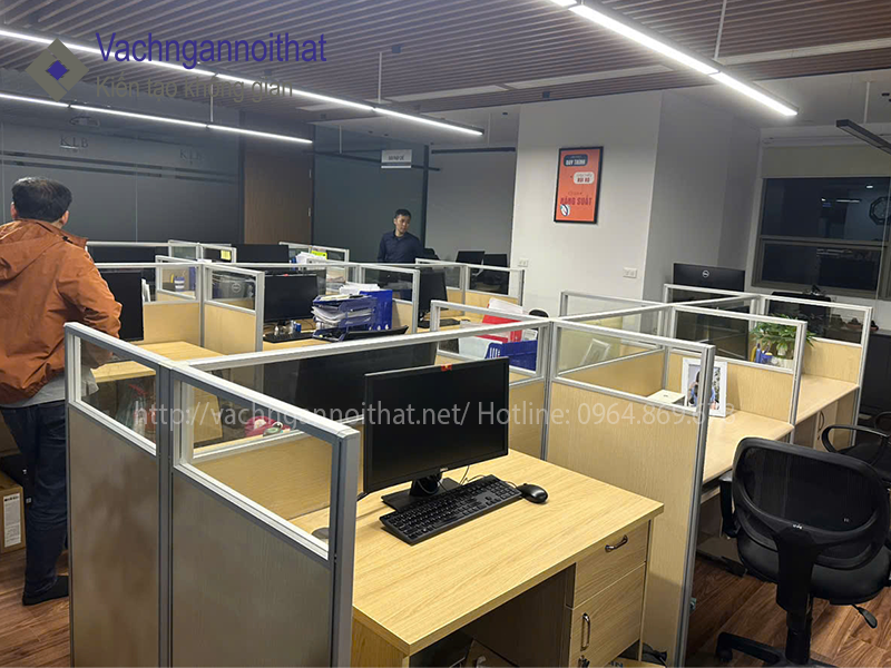 Lắp đặt v&aacute;ch ngăn gỗ k&iacute;nh b&agrave;n l&agrave;m việc gi&aacute; rẻ tại T383 - ảnh 2