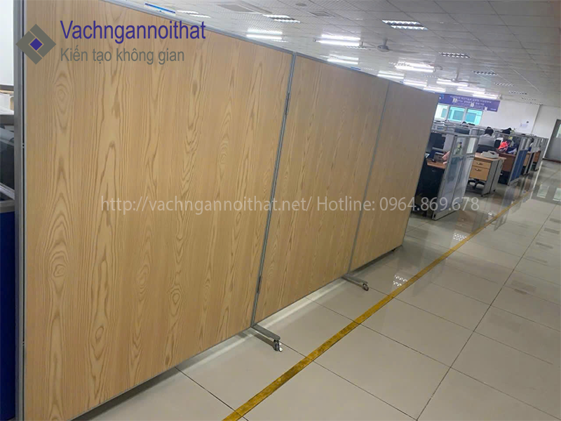 V&aacute;ch ngăn văn ph&ograve;ng lửng di động c&oacute; b&aacute;nh xe gấp gọn hiện đại