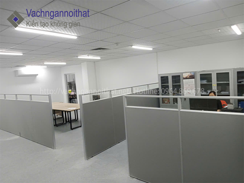 Vách ngăn phòng lửng nỉ kính cao 1m5