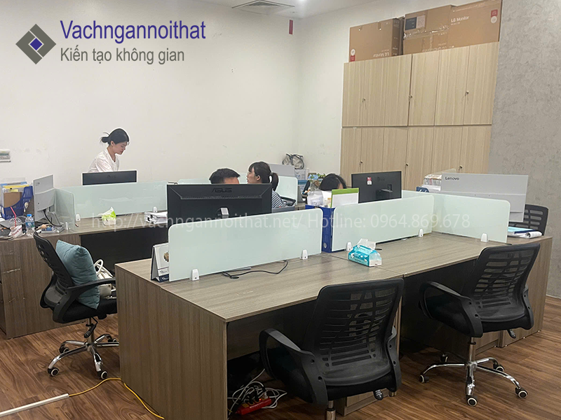 B&agrave;n l&agrave;m việc nh&acirc;n vi&ecirc;n c&oacute; v&aacute;ch ngăn k&iacute;nh cao 400mm