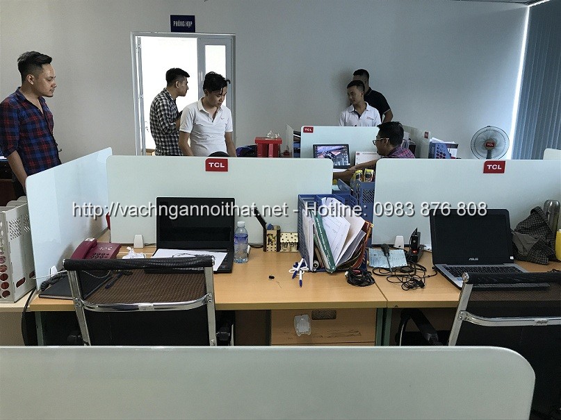 Thi công vách ngăn kính trên mặt bàn làm việc tại quận Thanh Xuân - ảnh 2