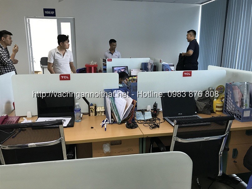 Thi công vách ngăn kính trên mặt bàn làm việc tại quận Thanh Xuân - ảnh 3
