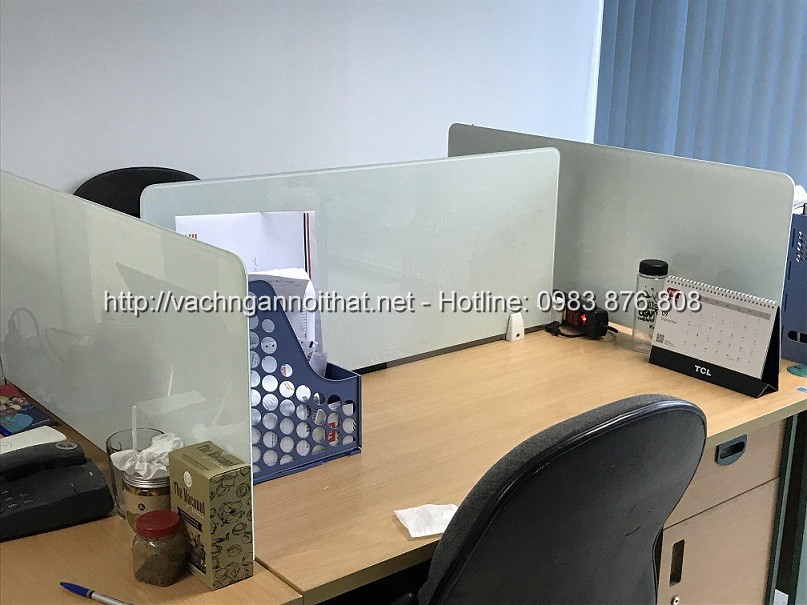 Thi công vách ngăn kính trên mặt bàn làm việc tại quận Thanh Xuân - ảnh 5