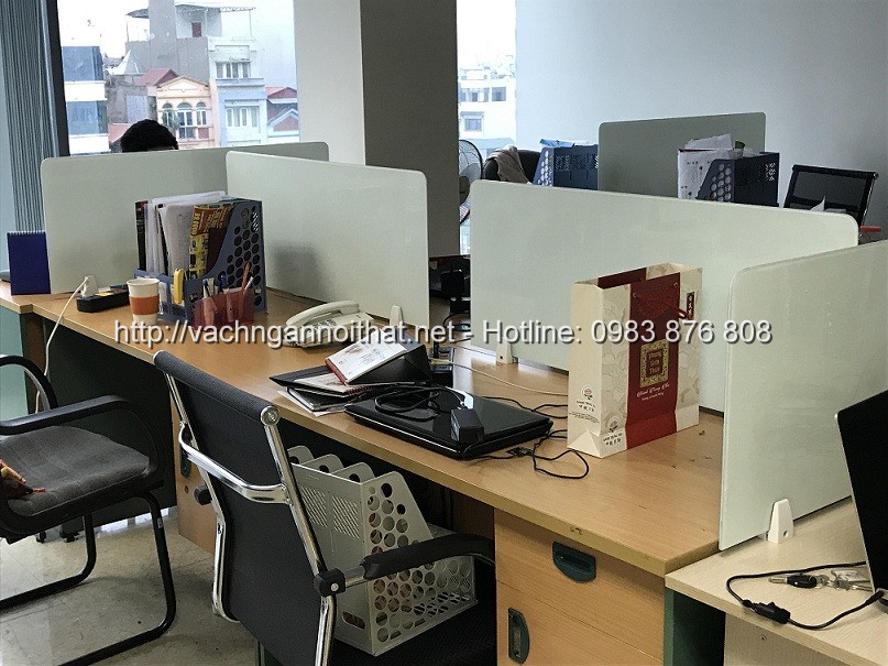 Thi công vách ngăn kính trên mặt bàn làm việc tại quận Thanh Xuân - ảnh 6