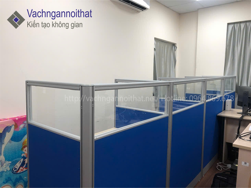 Lắp đặt v&aacute;ch ngăn b&agrave;n l&agrave;m việc nỉ k&iacute;nh khung nh&ocirc;m lắp gh&eacute;p