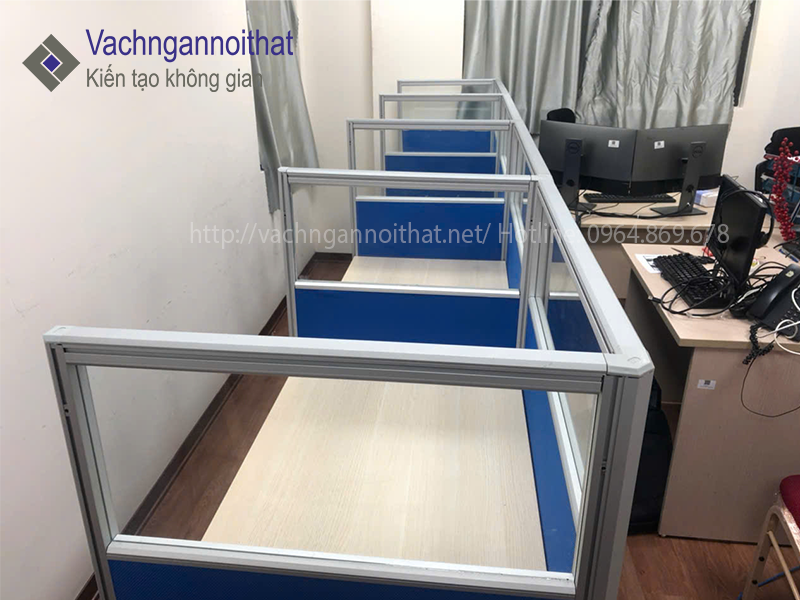 Lắp đặt v&aacute;ch ngăn b&agrave;n l&agrave;m việc nỉ k&iacute;nh khung nh&ocirc;m lắp gh&eacute;p