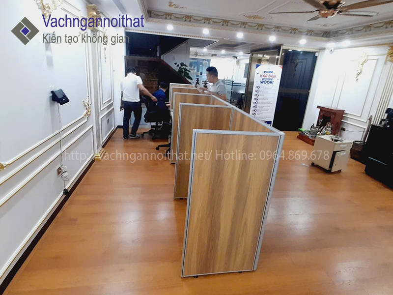 V&aacute;ch ngăn gỗ lắp gh&eacute;p b&agrave;n l&agrave;m việc nh&acirc;n vi&ecirc;n cao 1m2
