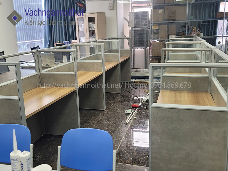 Vách ngăn gỗ kính bàn làm việc màu xi măng VNG431 - ảnh 2