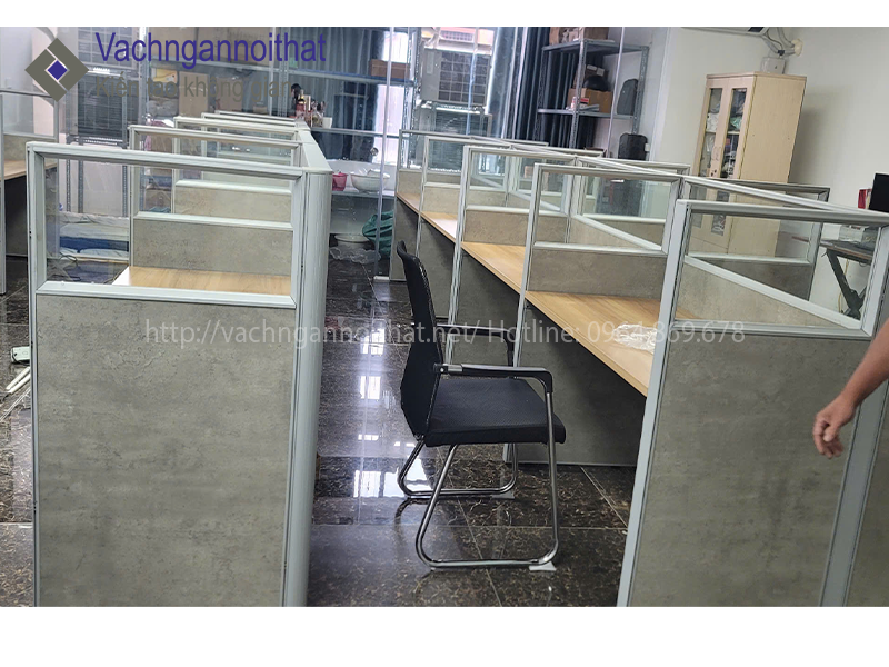 Vách ngăn gỗ kính bàn làm việc màu xi măng VNG431 - ảnh 1