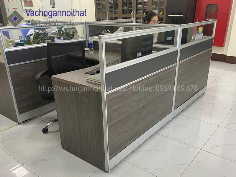 Sản xuất lắp đặt vách ngăn gỗ kính bàn văn phòng VNGK-G02